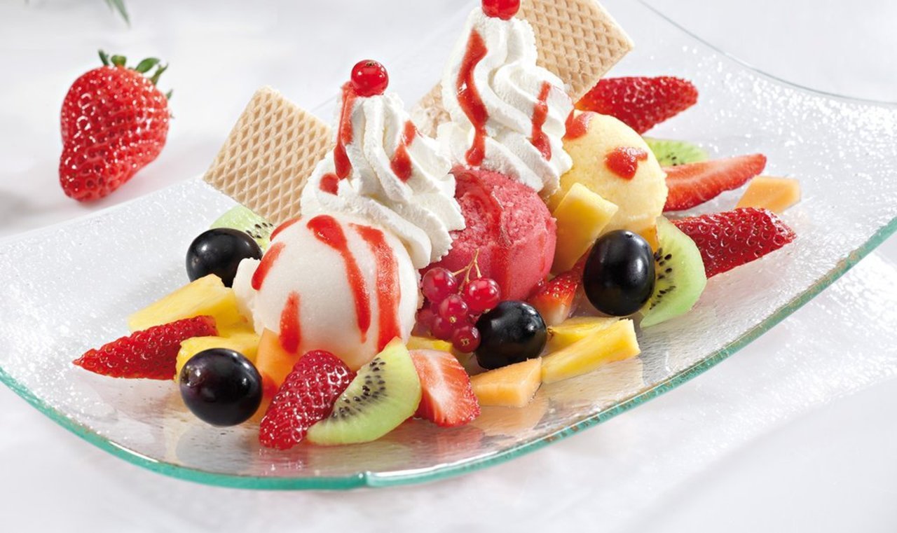 Фруктовое мороженое из фруктов. Мороженое с фруктами. Мороженое украшенное фруктами. Десерты из мороженого и фруктов. Мороженое с ягодами.