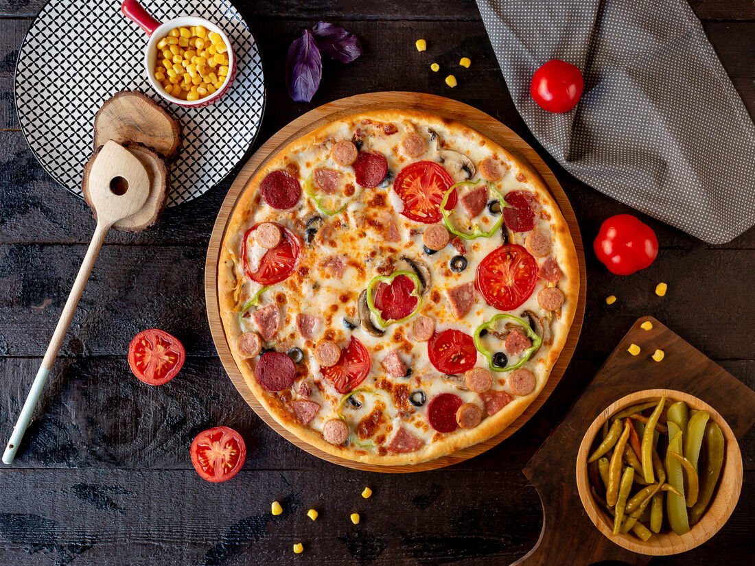 три пиццы одна с фруктами одна с овощами и соусом одна с мясом и сыром фото 101