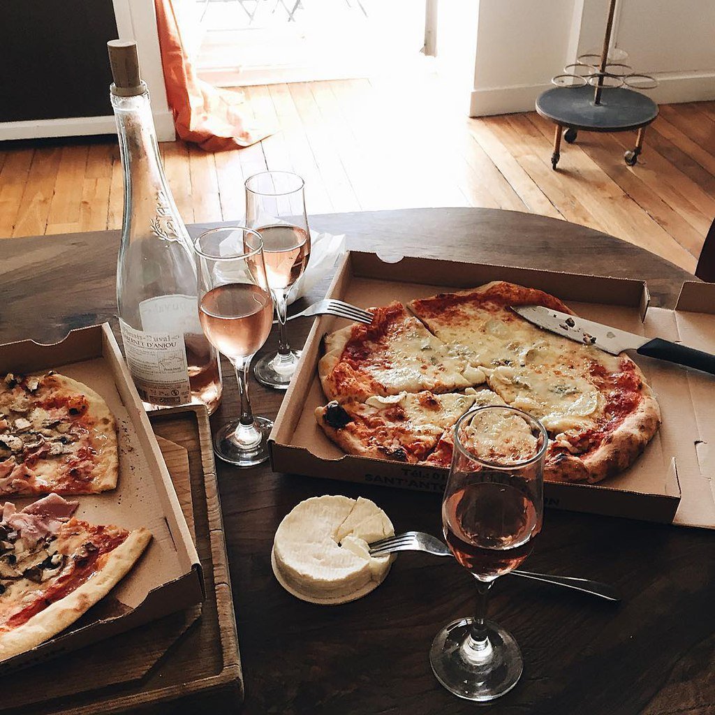 Ужин на полу. Ужин на столе. Стол с едой. Романтический ужин с пиццей. Красивый ужин.