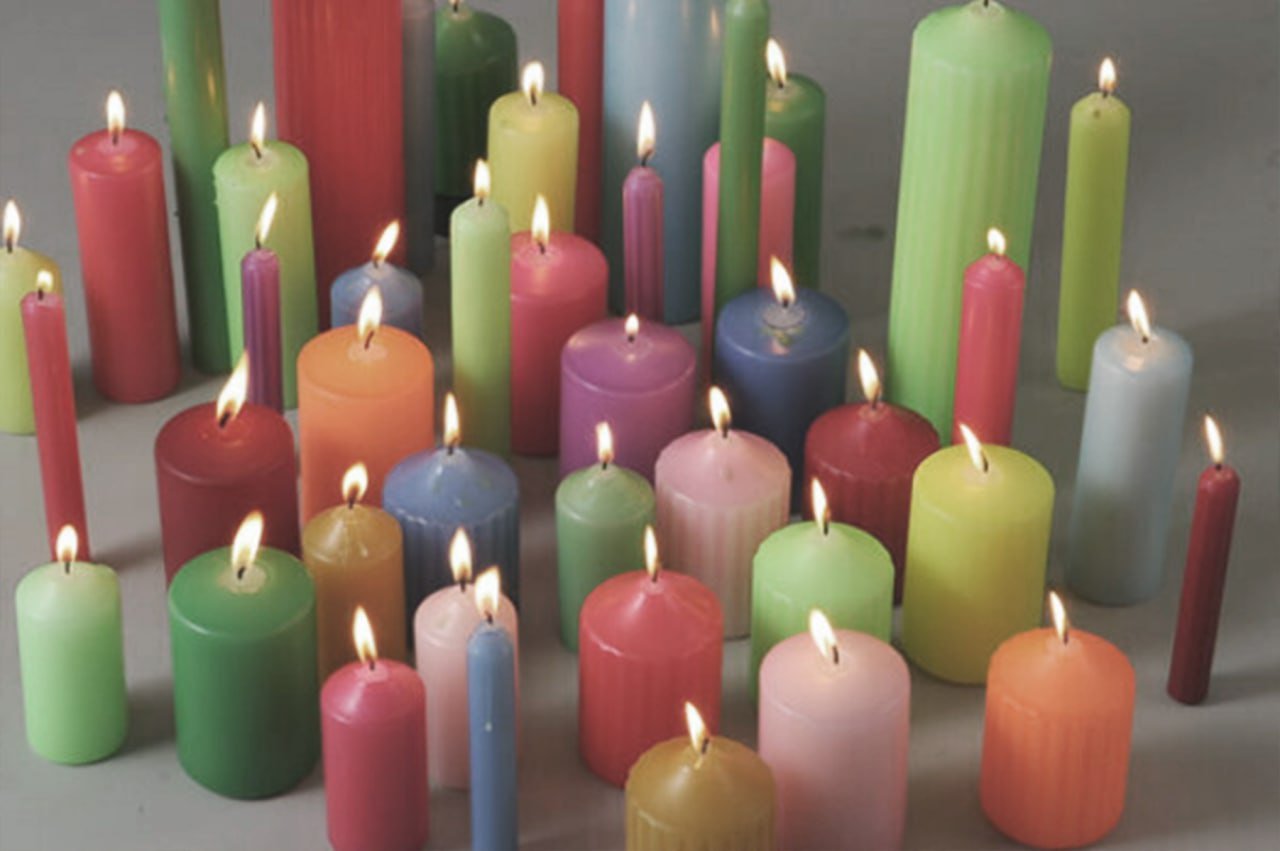 Вб свечи. Цветные свечи. Яркая свеча. Цветные восковые свечи. Разноцветные магические свечи.