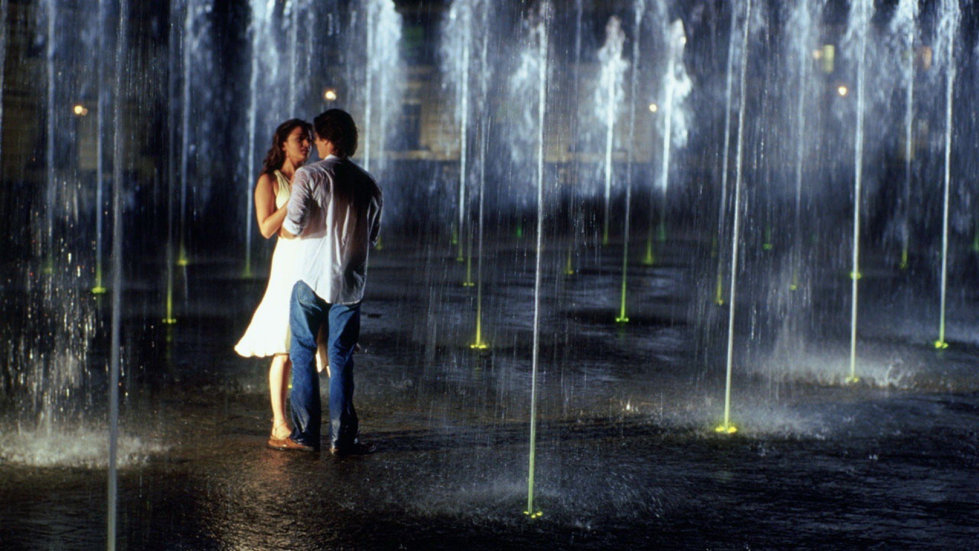 Песня мы вдвоем вокруг. Двое влюбленных под дождем. Девушка под дождем. Романтика под дождем. Любовь под дождем.
