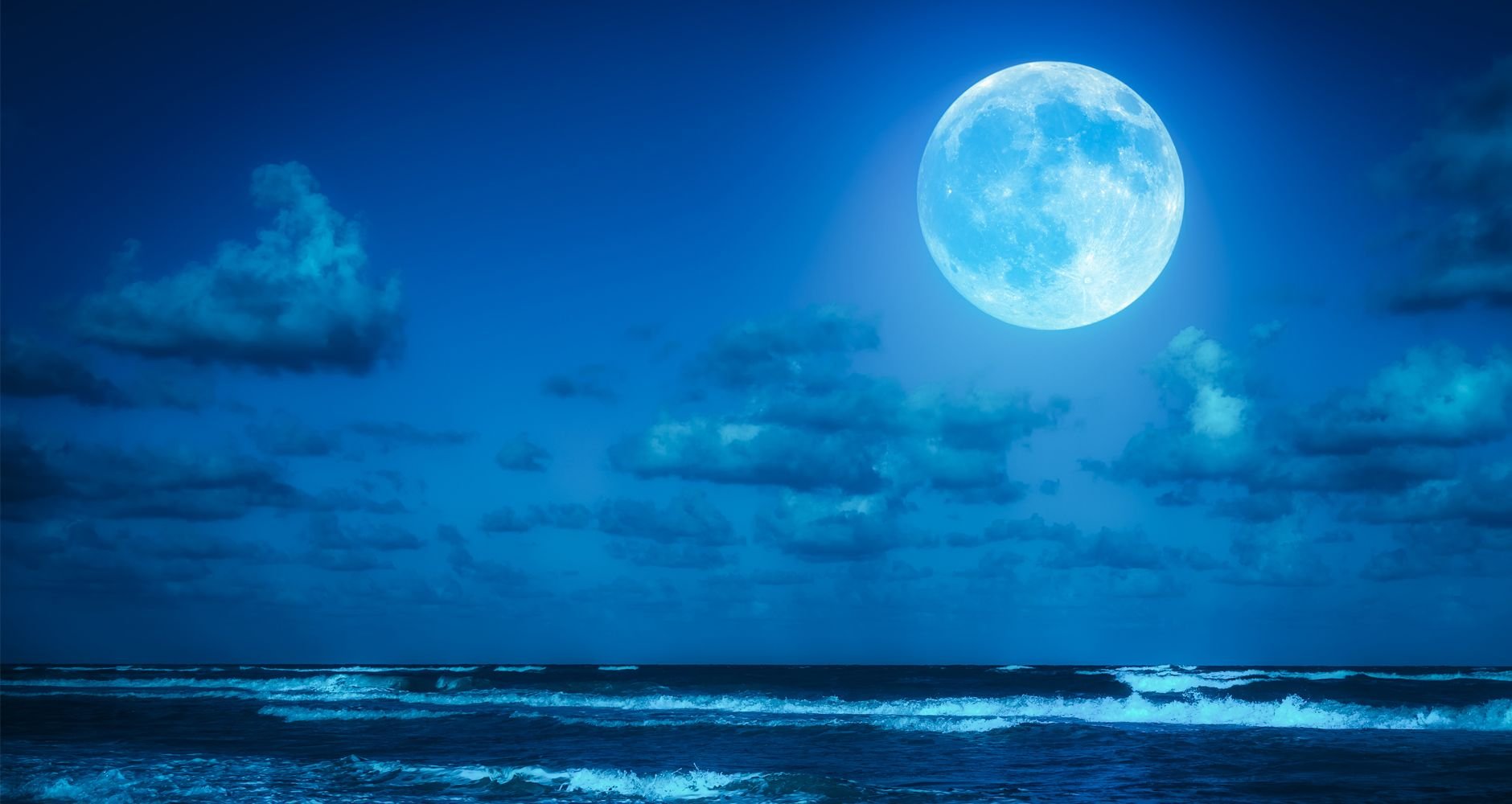 Каким цветом луна на небе. Голубая Луна астрономическое явление 2020. Синяя Луна. Полнолуние. Полнолуние голубая Луна.