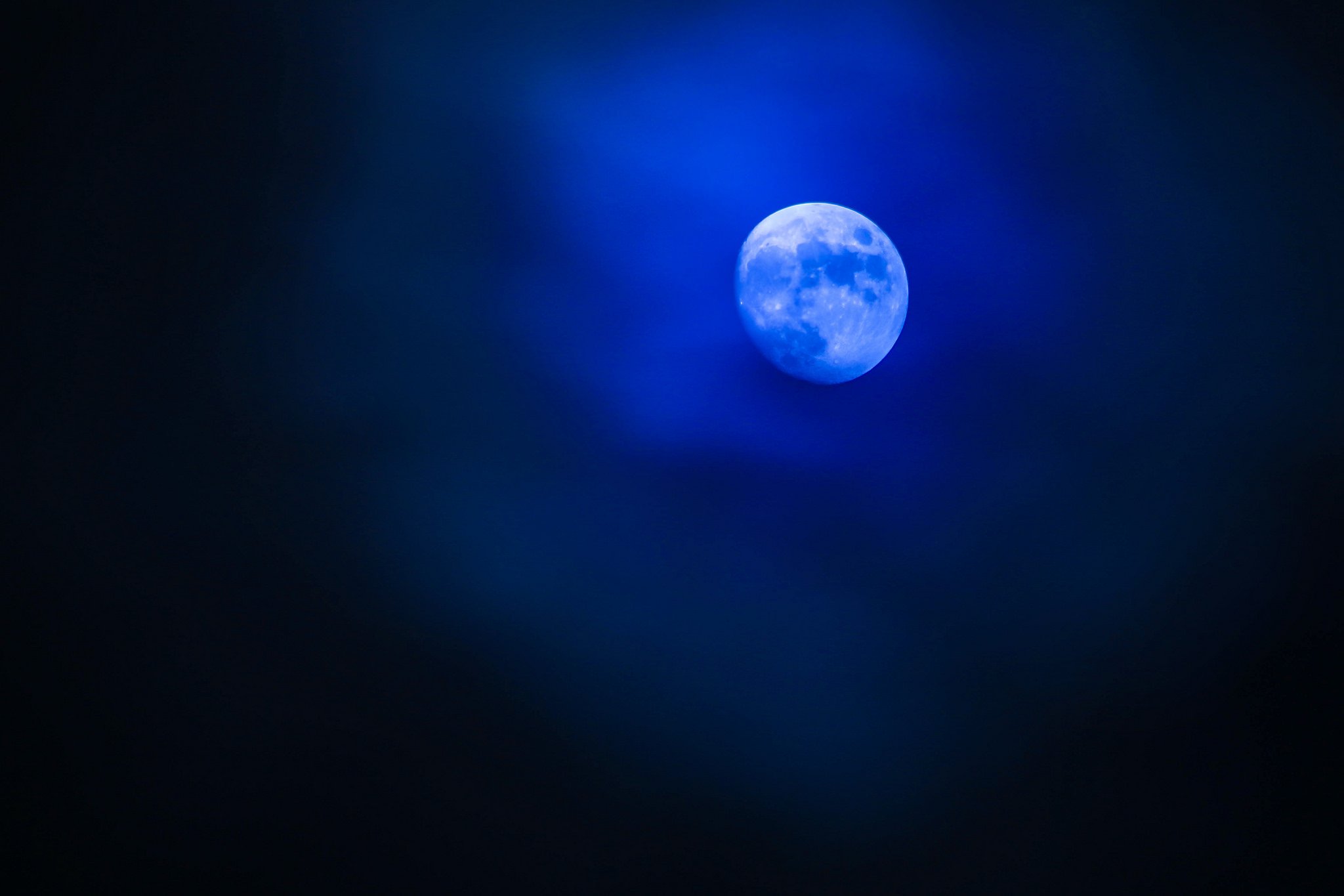 Мун голубое. Синяя Луна. Луна фон. Луна на синем фоне. Голубая Луна фон.