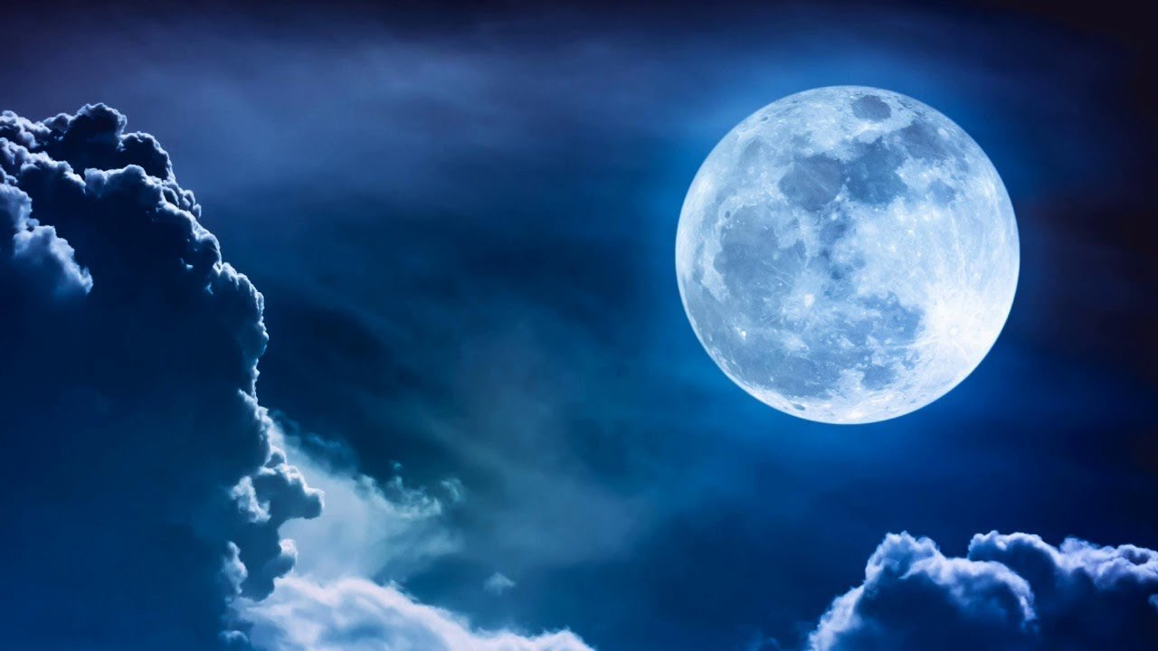 Синяя Луна. Облако днем ест луну.