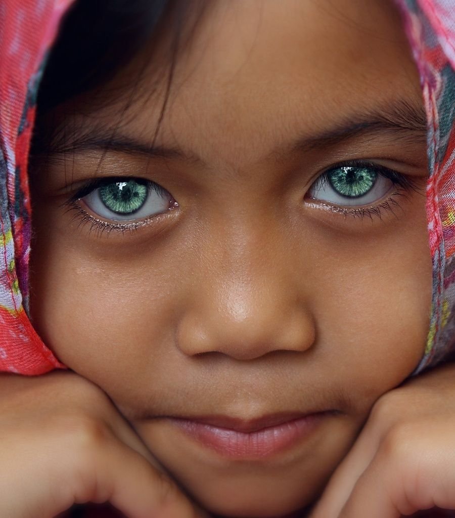 Голубоглазые родственники. Необычный цвет глаз. Редкие глаза. Самый необычный цвет глаз. Сапфировые глаза.