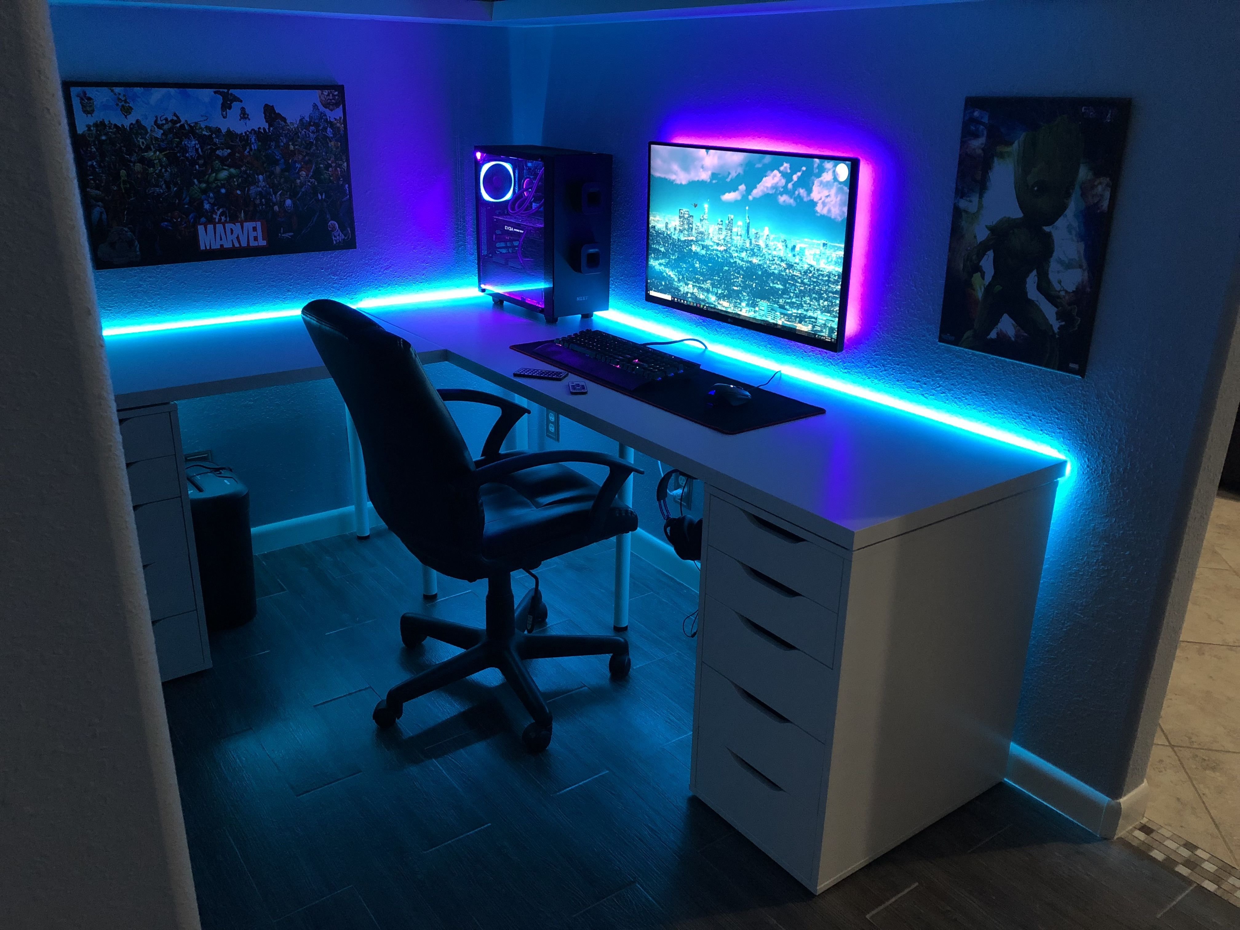 Светодиоды пк. Игровой сетап геймера икеа. Геймерская комната с подсветкой. Компьютерное место с подсветкой. Компьютерный стол с подсветкой.