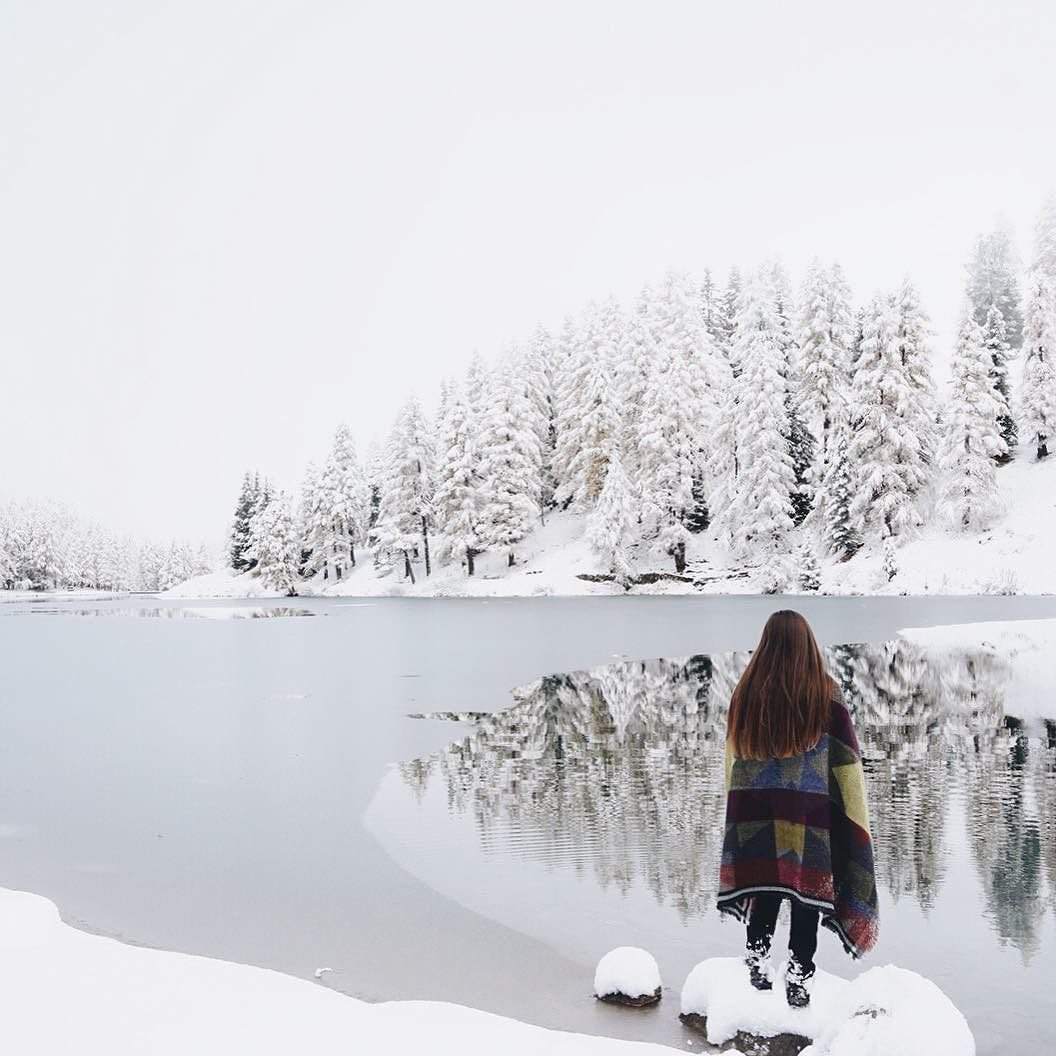 Какую ждем зиму. Девушка на зимнем пейзаже. Зимняя фотосессия на озере. Фотосессия на озере зимой. Девушка в Снежном лесу.
