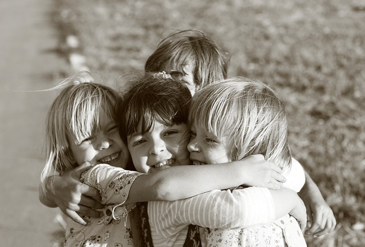 Любовь к лучшему другу. Друг детства. Дружеские объятия. Дети обнимают друг друга. Друзья обнимаются.