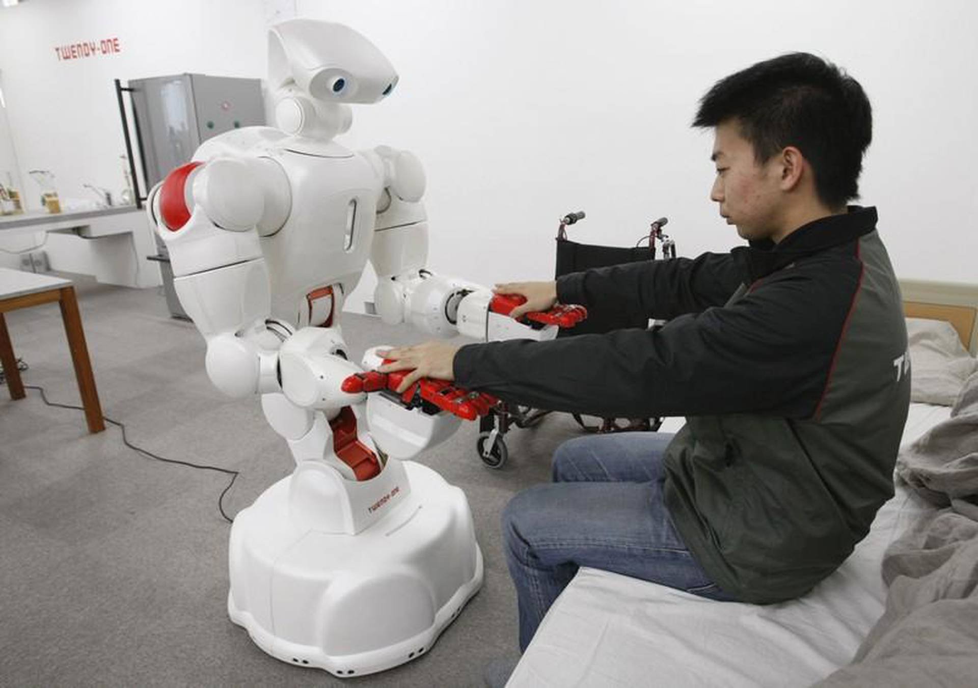 Роботов есть мозги. Робот. Роботы-помощники. Бытовые роботы. Роботы. Помощники человека.