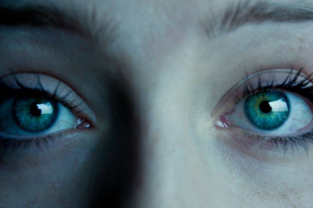 Глаз звуки. Центральная гетерохромия зрачок. Центральная гетерохромия зеленый Карий. Зелено карие глаза гетерохромия. Гетерохромия один глаз голубой другой зеленый.