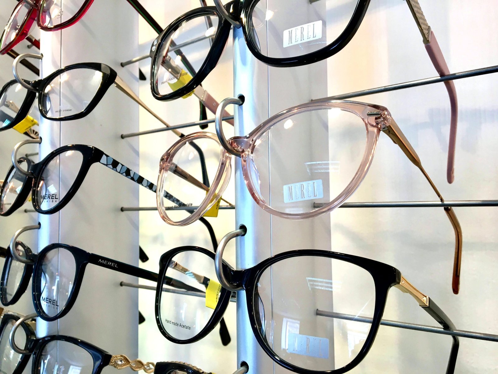Можно вернуть очки в магазин. Витрина с оправами. Витрина с очками. Витрина для очков. Оптика очки.