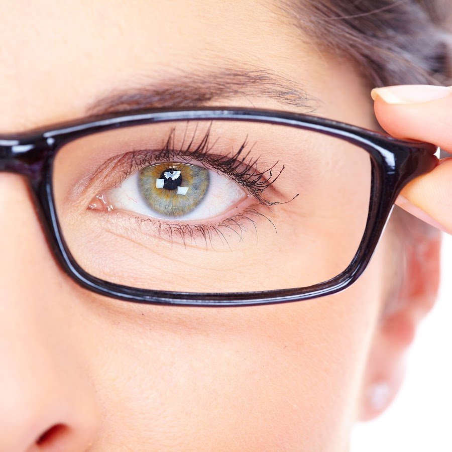 Линзы для зрения дальнозоркость. Очки и линзы. Очки для корректировки зрения. Линзы для очков. Очки или контактные линзы.