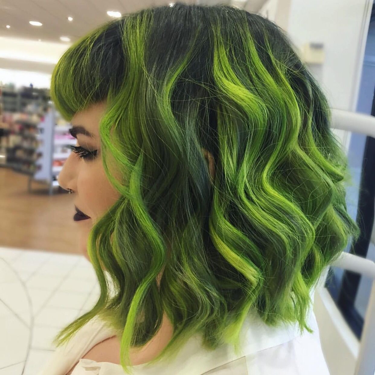 Можно зеленые волосы. Грин Хаир. Окрашивание в зеленый цвет. Мелирование зеленым цветом. Чернозеденое окрашивание волос.
