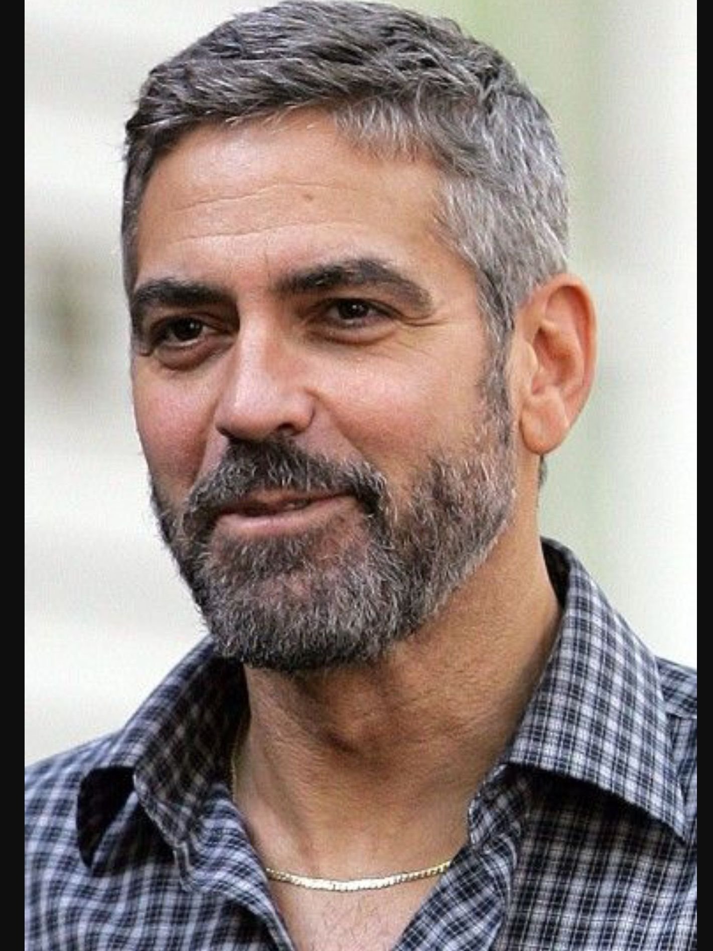 Седой в 30 лет. Джордж Клуни стрижка. Джордж Клуни короткая стрижка. Джордж Клуни с бородой. Джордж Клуни Седые волосы.