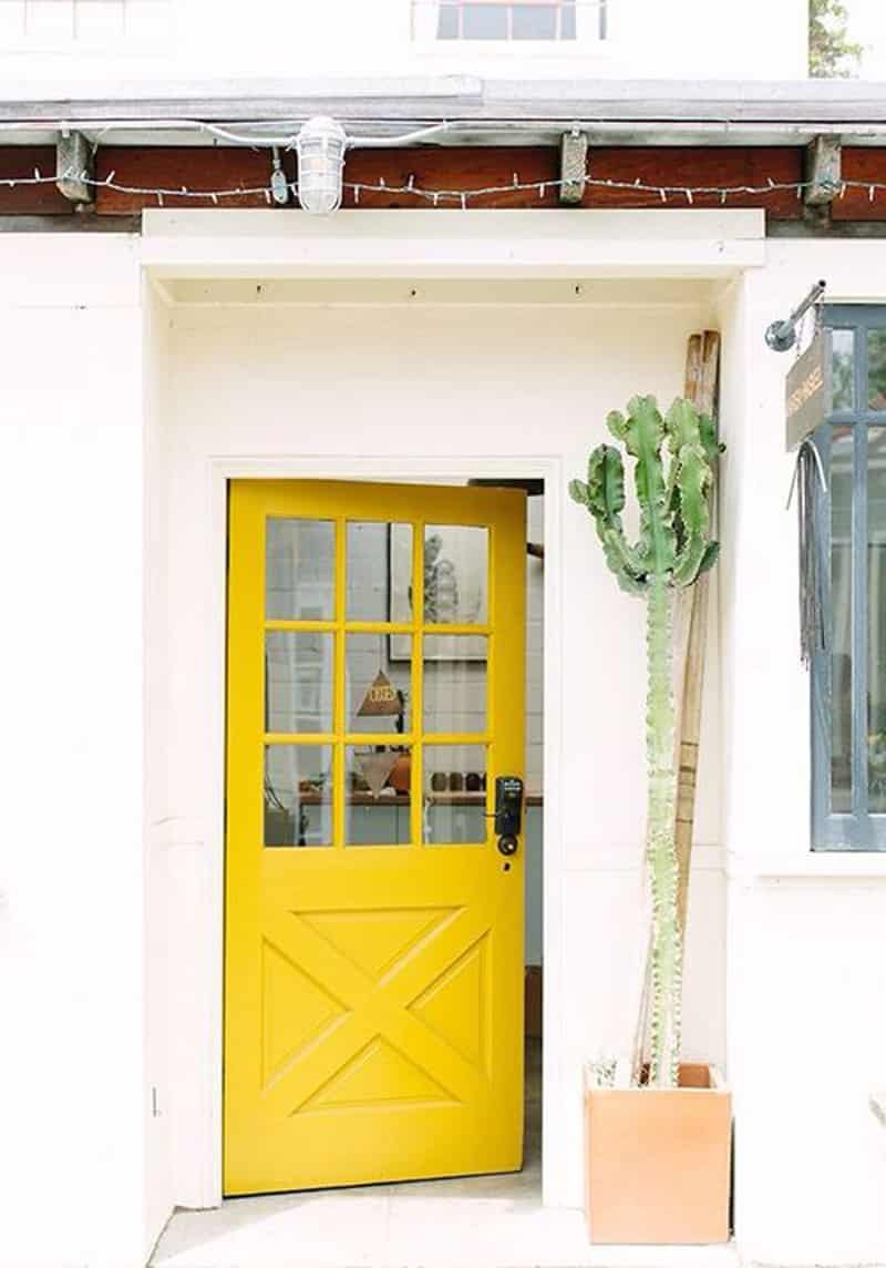 Желтая входная дверь