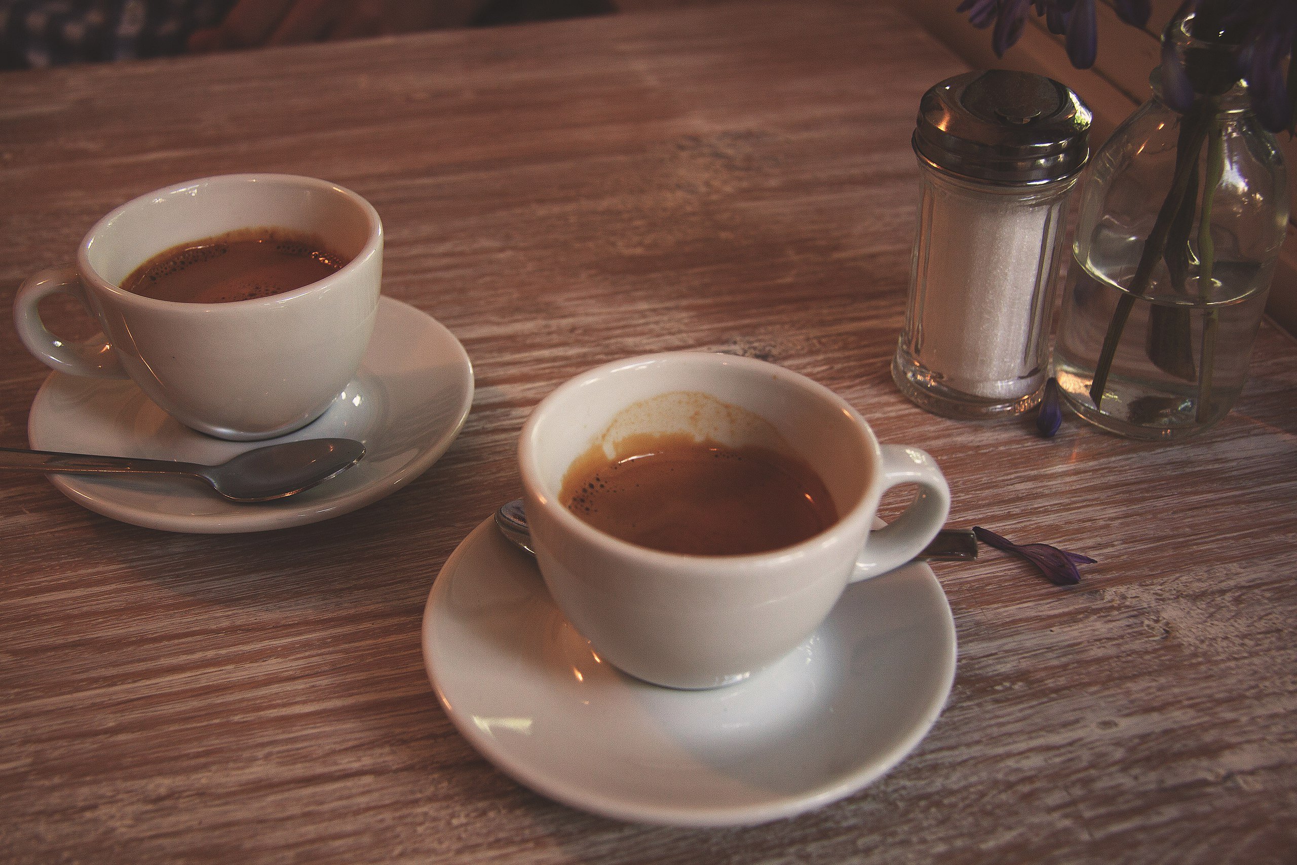 2 чашки кофе на столе. Чашка кофе. Чашка кофе на столе. Две чашки кофе. Чашка чая и кофе.