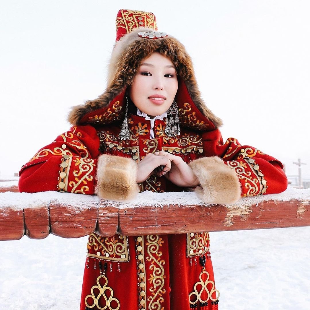 Якутянка фото. Саха Якутия якуты. Якутянка портрет. Якутская бастынга. Национальный костюм Саха якутов.