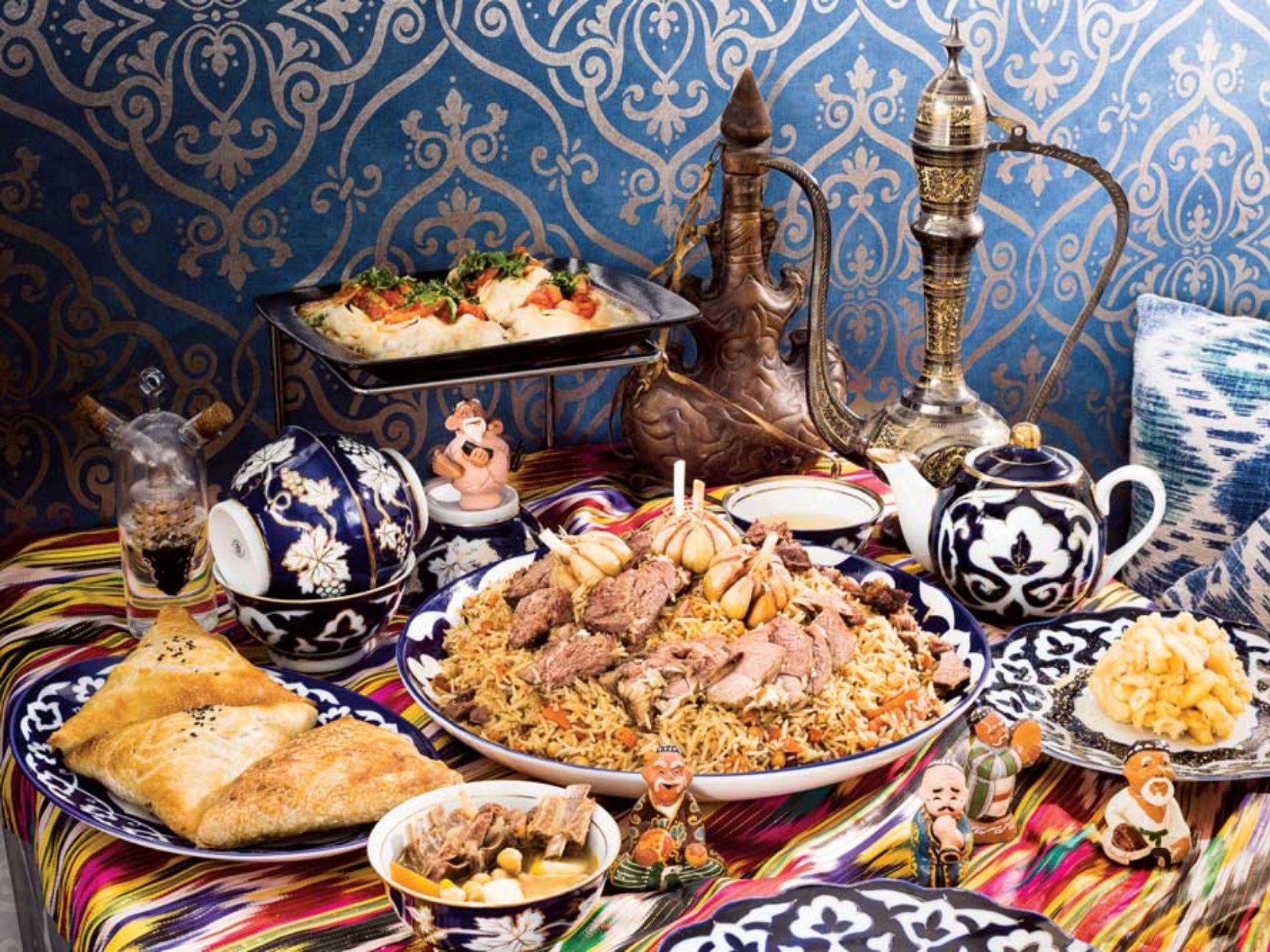 Традиции таджикской кухни. Дастархан Узбекистан. Плов узбекский дастархан. Узбекский плов Чайхана. Узбекистане традиции Чайхана.