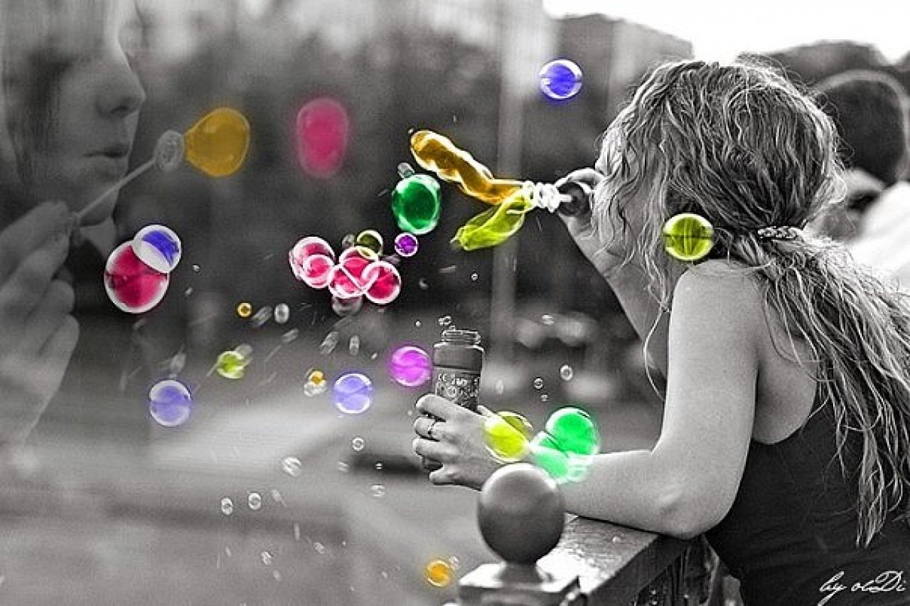 Цветам плохо без. Девушка с мыльными пузырями. Позитивные картинки. Фотосессия с мыльными пузырями. Счастье картинки.