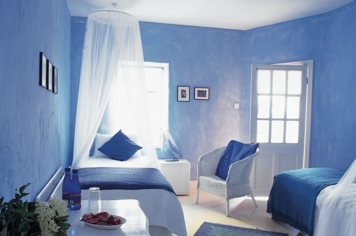 Blue tones. Комната в синем цвете. Голубой интерьер. Комната с голубыми стенами. Голубые стены в спальне.