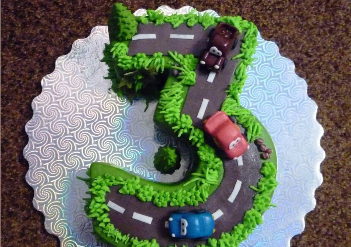 Цифры в виде дороги. Торт на 3 года мальчику. Торт дорога с машинками. Торт цифра 3. Торт на 3 годика мальчику.