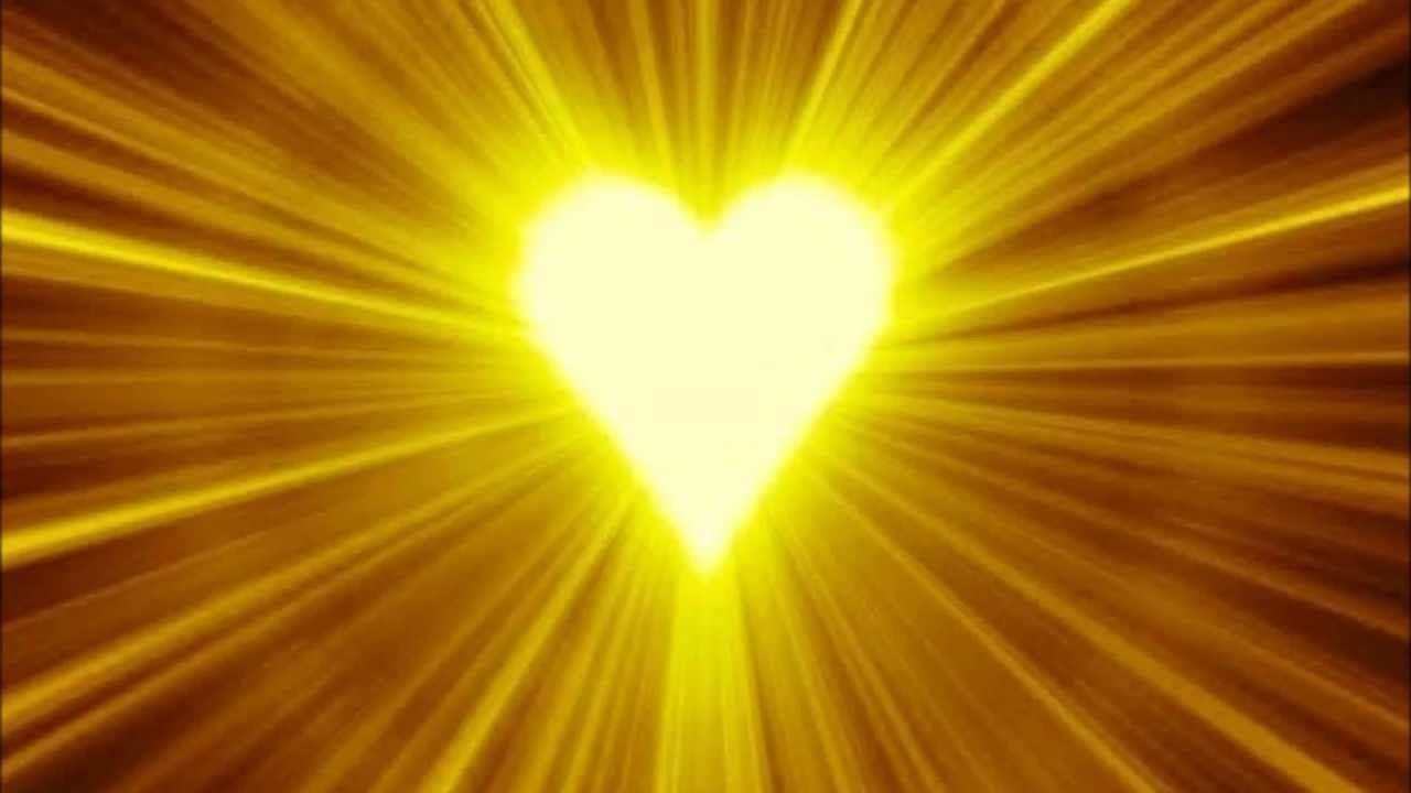 Сердце в лучах света. Сердце из лучей солнца. Сияющее сердце. Свет. Свет солнца.