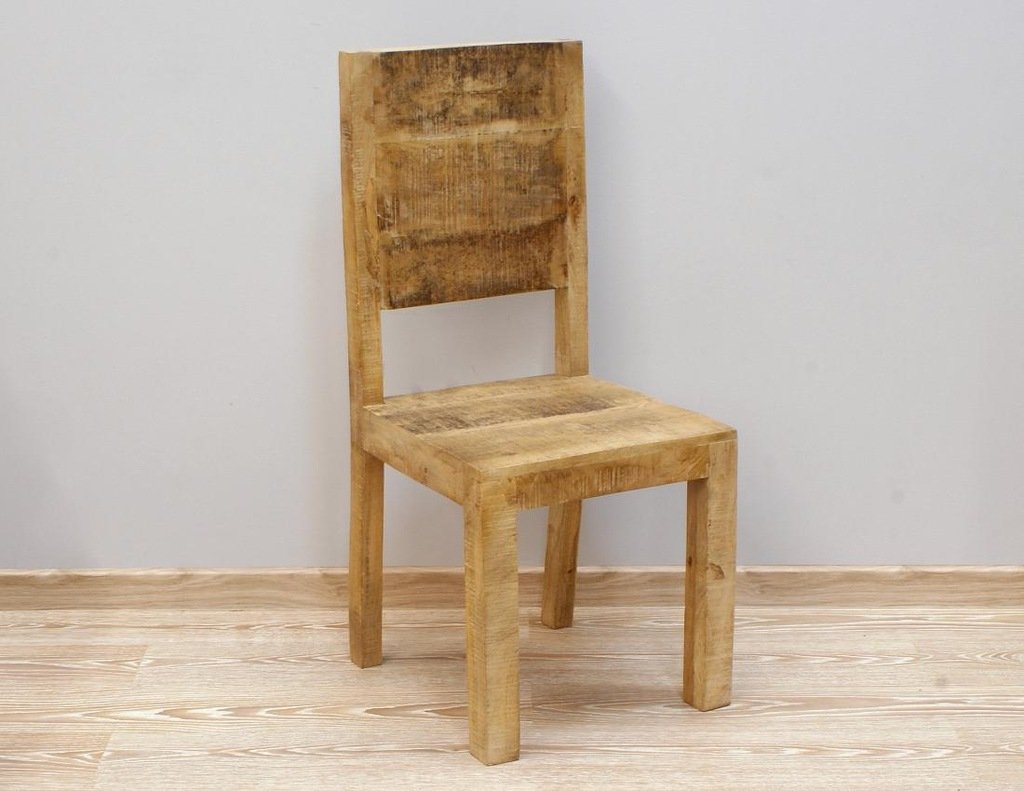 Простой деревянный стул