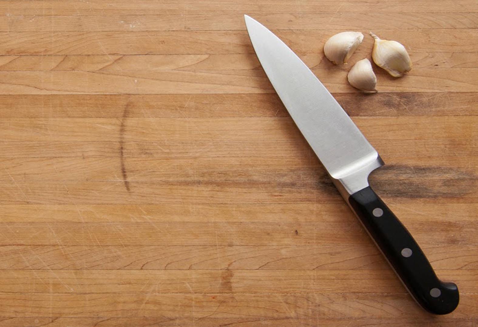 Почему оставляют нож на столе. Разделочная доска с ножом. Кухонный нож на доске. Нож на столе. Фон для ножей.