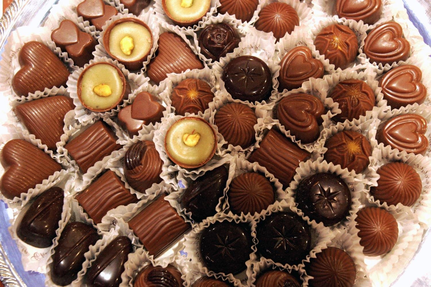 Видеть много конфет. Шоколад пралине. Красивые конфеты. Красивые шоколадные конфеты. Сладкие конфеты.