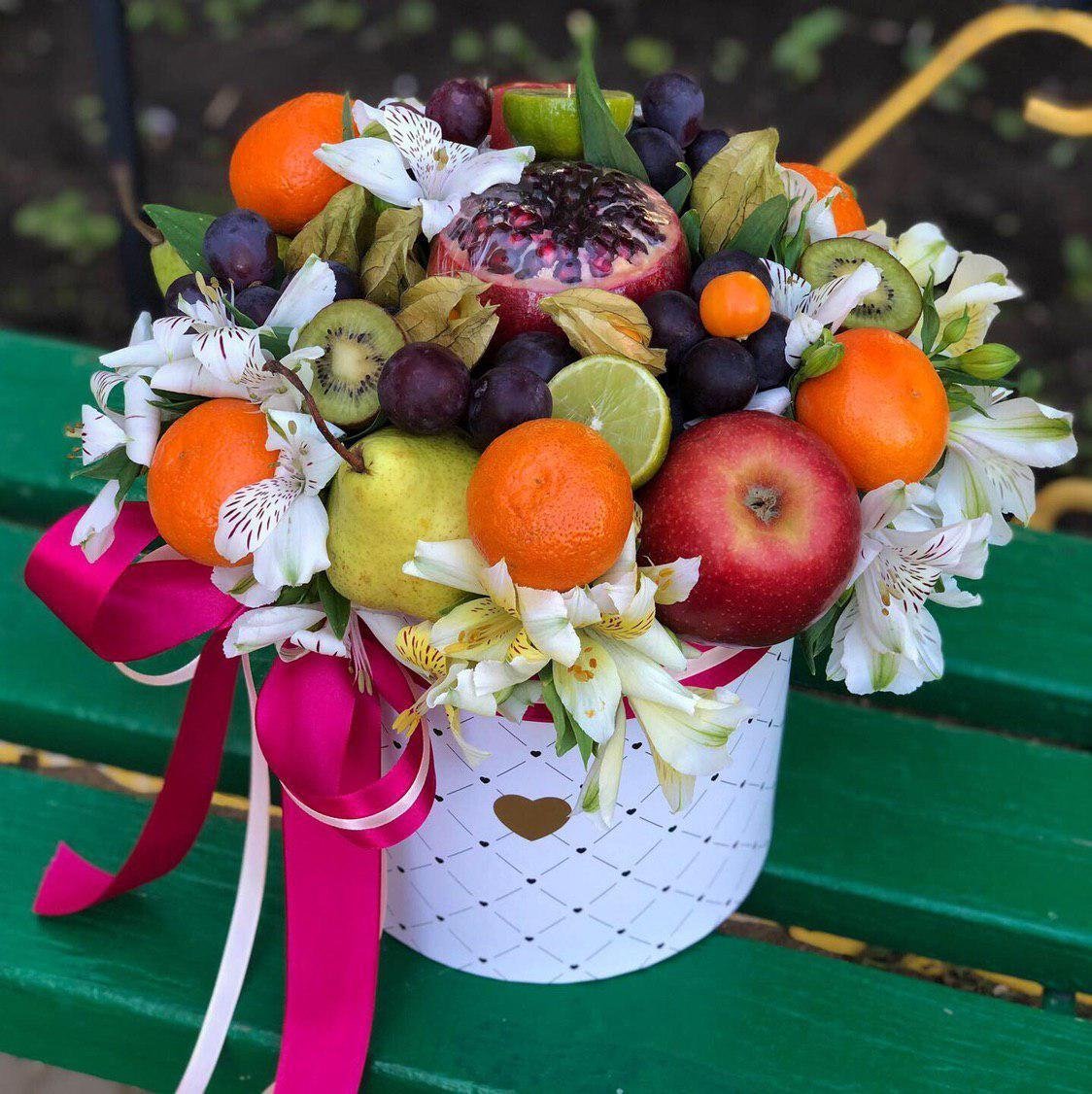 Цветочные композиции с фруктами.