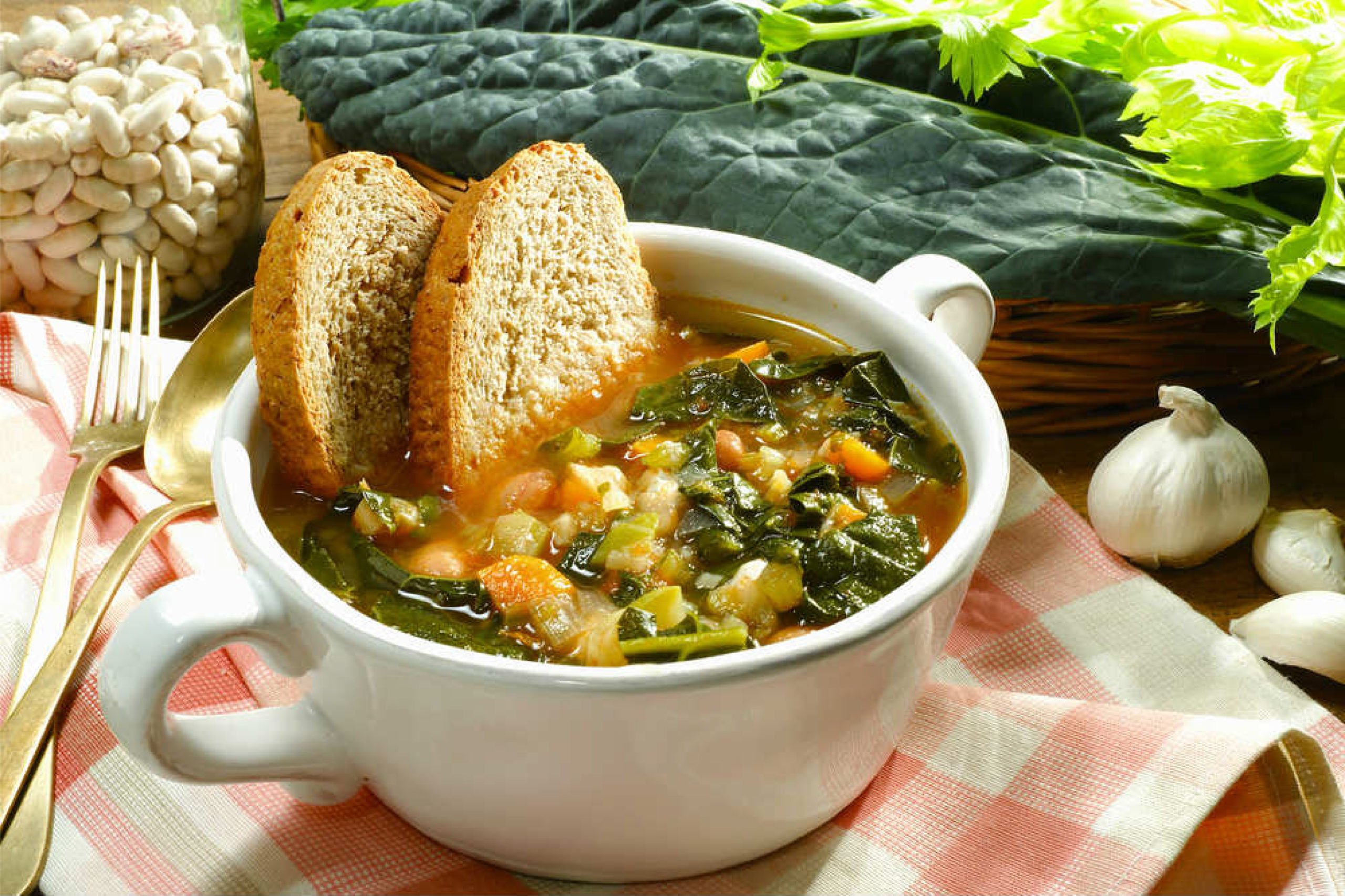 Суп из разных овощей. Тосканская Риболлита. Риболлита итальянский суп. Традиционный Тосканский суп Риболлита. Тосканский овощной суп.