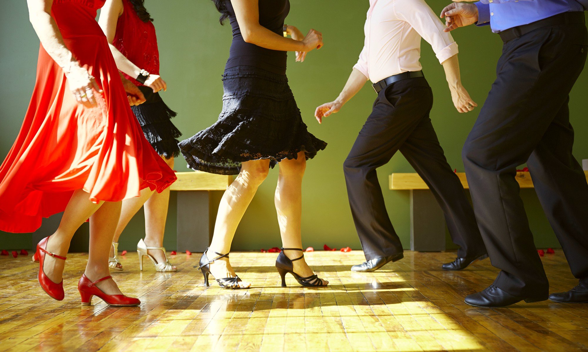 Matured dancing. Танцы сальса бачата. Танцор сальсы. Бачата группа. Латиноамериканские социальные танцы.
