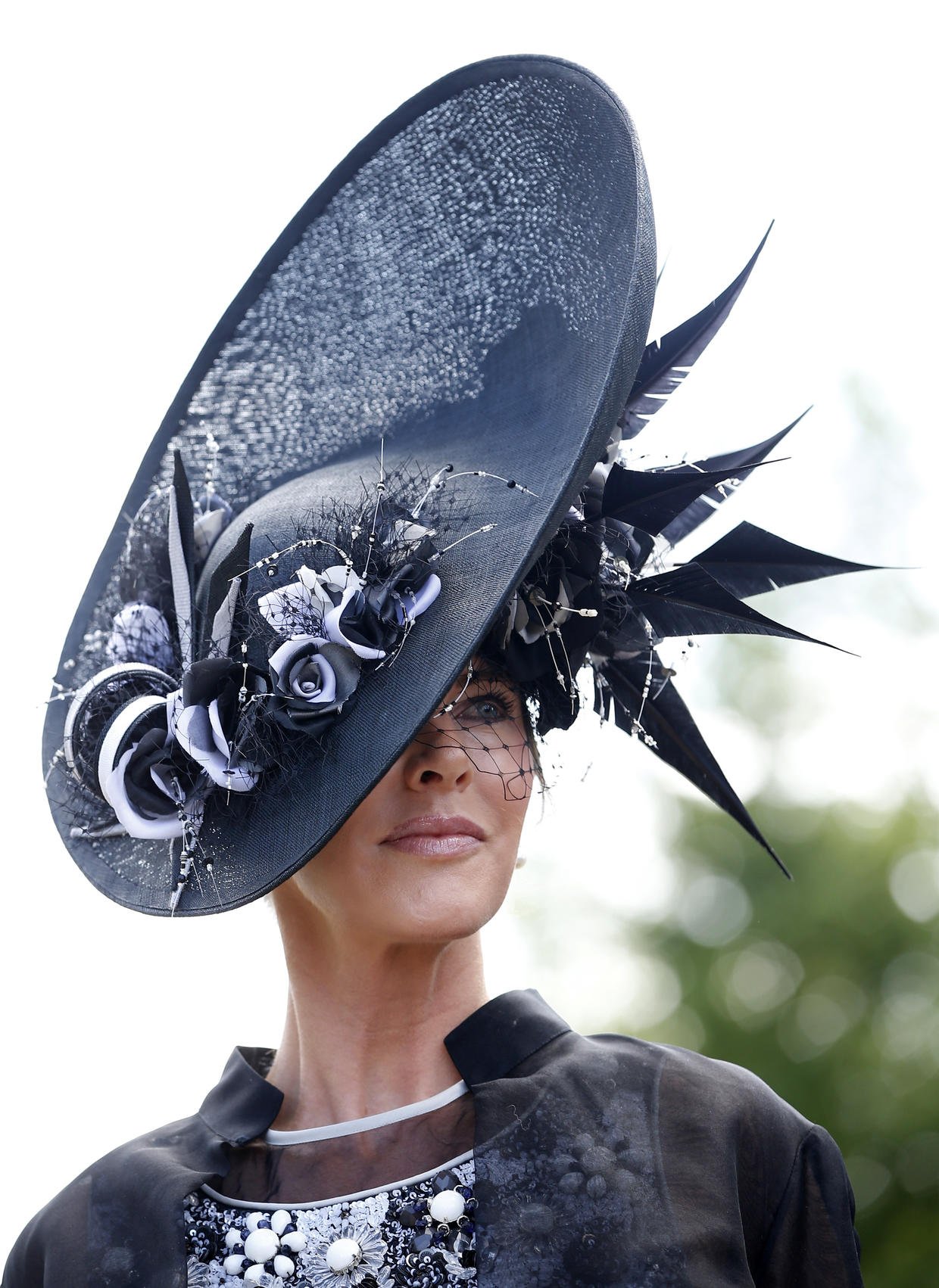 Странная шляпа. Роял аскот шляпы. Royal Ascot шляпки. Шляпки аскот 2023. Женские шляпки необычные.