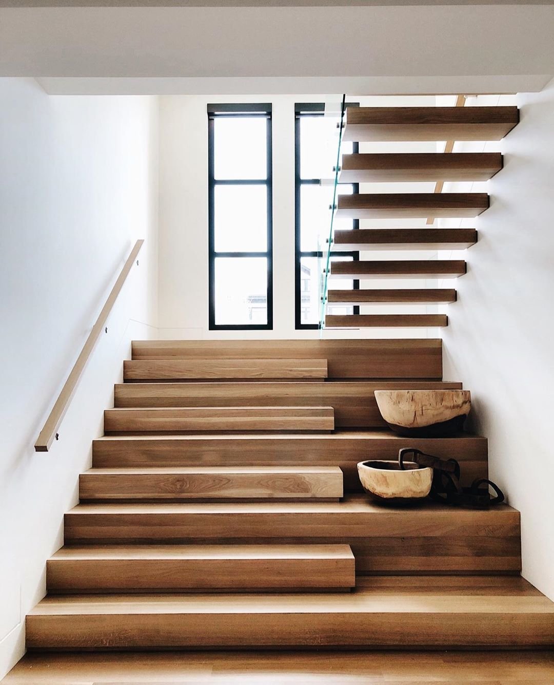 Лестница на второй этаж с деревянными ступенями из массива