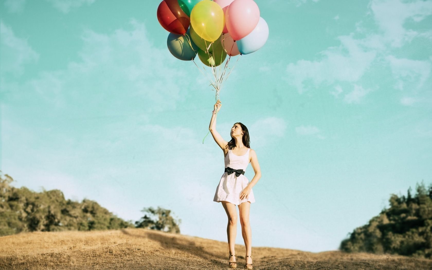 Воздушный шар клип. Девушка с воздушными шарами. Девочка с воздушным шариком. Фотосессия с воздушными шариками. Фотосессия с воздушными шарами на природе.