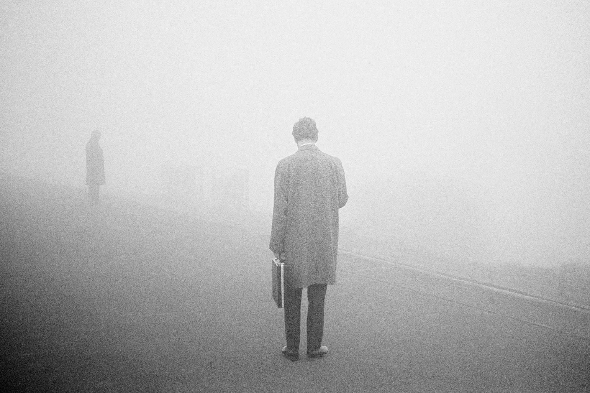 К чему снится уходящий человек. Человек в тумане. Парень в тумане. Силуэт человека в тумане. Уходящий человек.