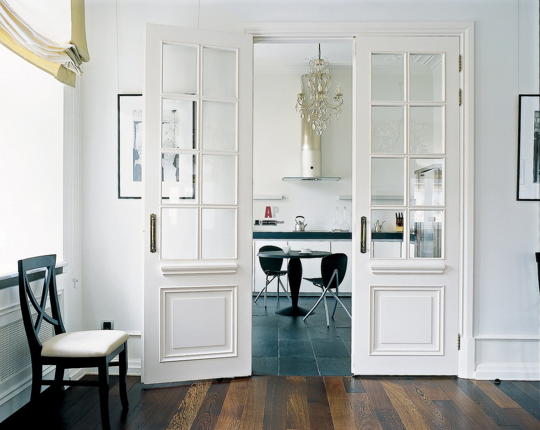 Дверь на кухню со стеклом. Двери в интерьере. Белые двери в интерьере. Белые классические двери. Раздвижные двери в стиле Прованс.