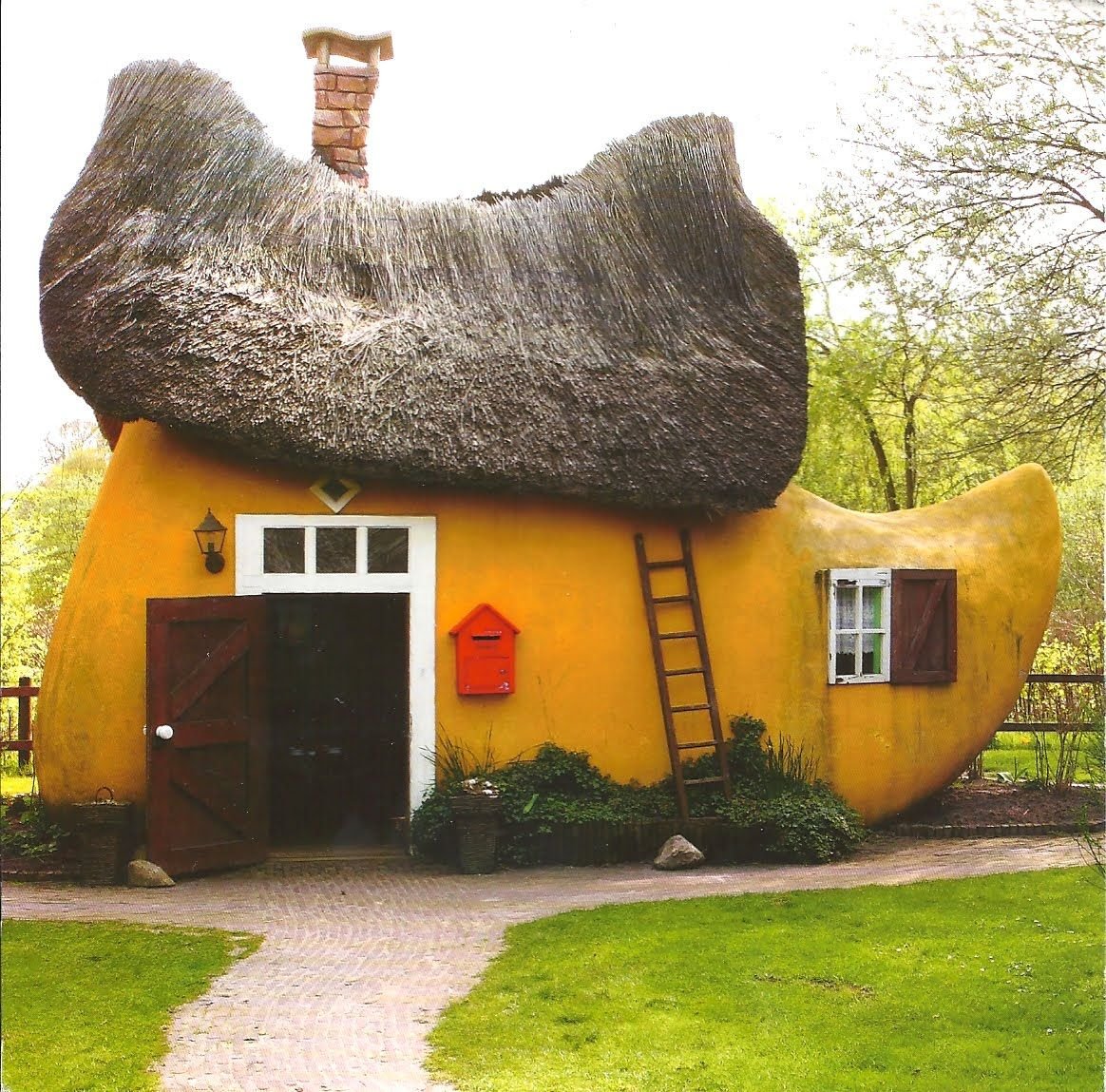 Виде необычной формы и. Странный дом (weird House). Альпы.. Тематический парк Винпарк (. Veenpark Нидерланды. Необычные домики.
