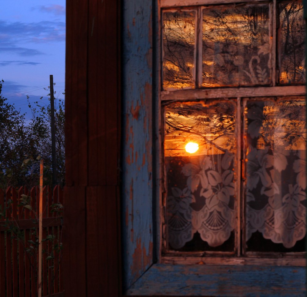 Вечер свет в окне. Деревенское окно. Вечернее окно. Вид из окна в деревне. Вид из деревенского окна.