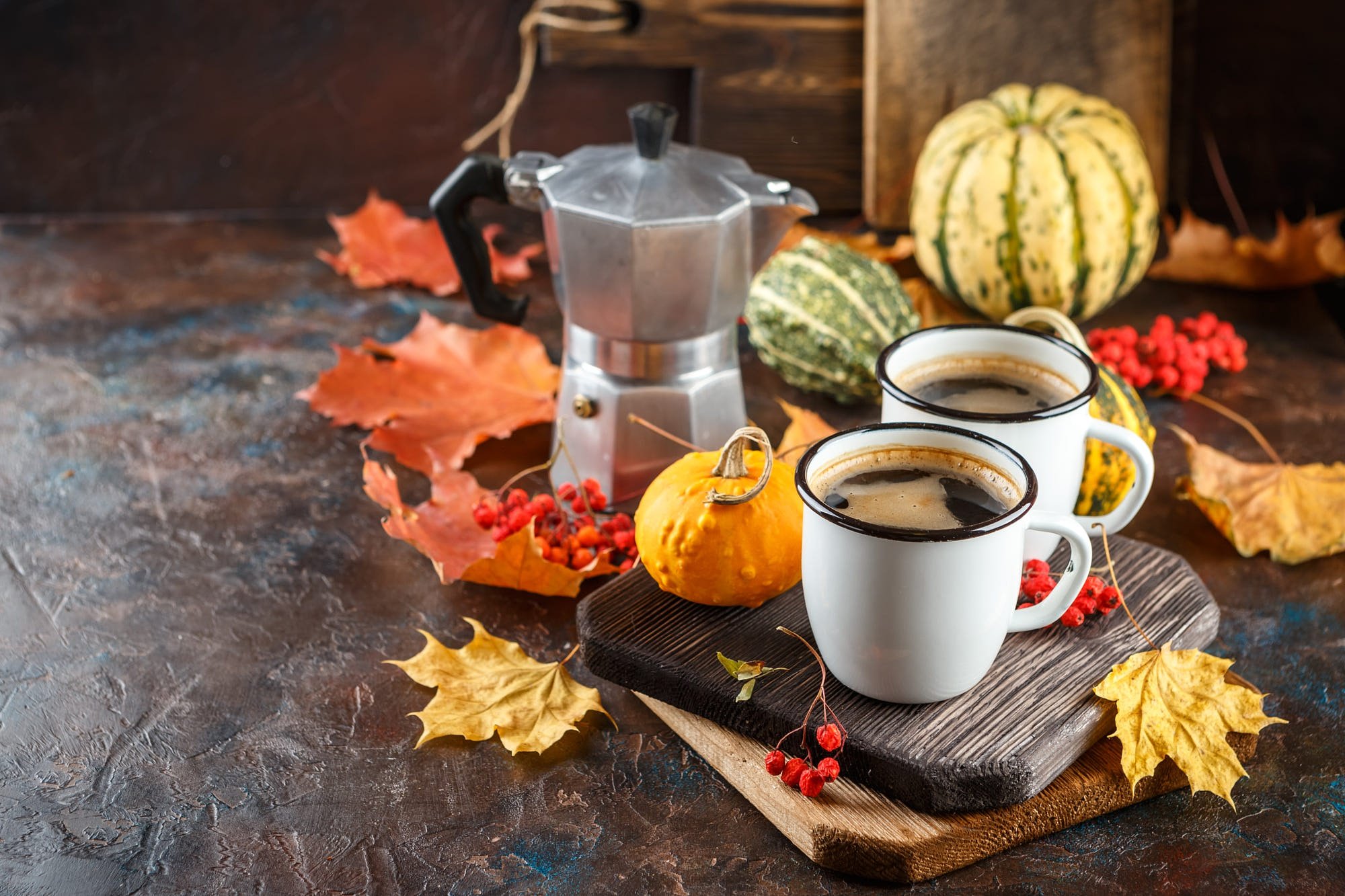 Осеннее кофе. Осенний кофе. Утро осень. Чашка кофе осень. Утро кофе осень.