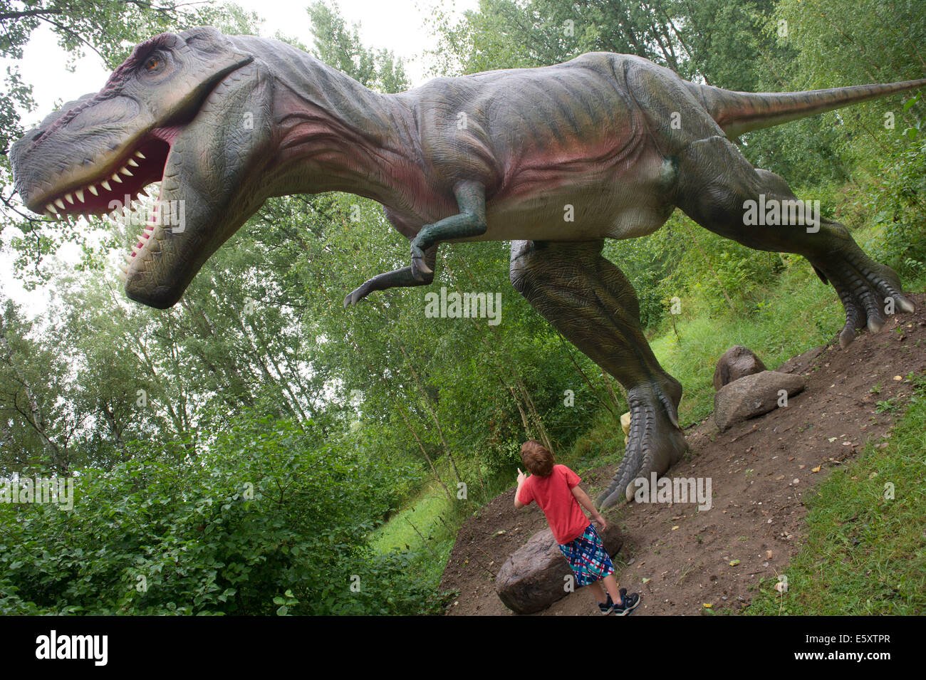 Какой динозавр сильнее. Тираннозавр рекс парк Юрского периода 1. Самый страшный динозавр в мире. Динозавры настоящие. Динозавры самые страшные и опасные.