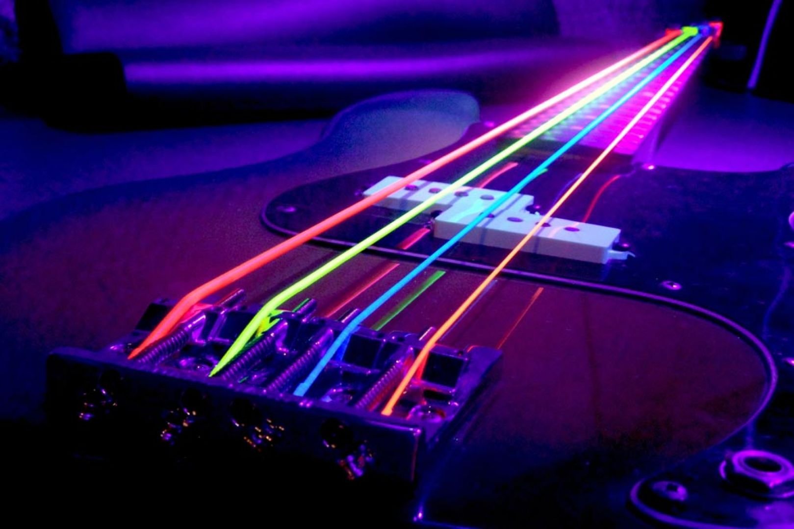 Трек современной музыки. Струны Dr Neon Bass. Струны для бас гитары Dr. Люминесцентные струны для бас гитары. Цветные струны для бас гитары.