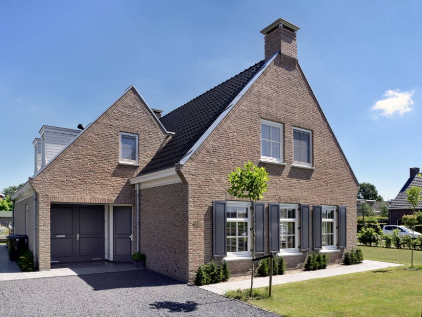 Голландский дом отзывы. Дом в голландском стиле. Домик в голландском стиле. Голландский стиль в архитектуре. Фасад в голландском стиле.