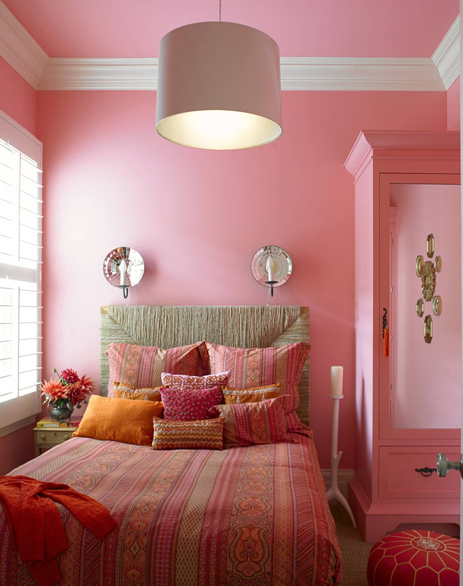 Hall bedroom. Розовый цвет в интерьере. Розовые стены в интерьере. Розовая комната для девушки. Сочетание розового в интерьере.