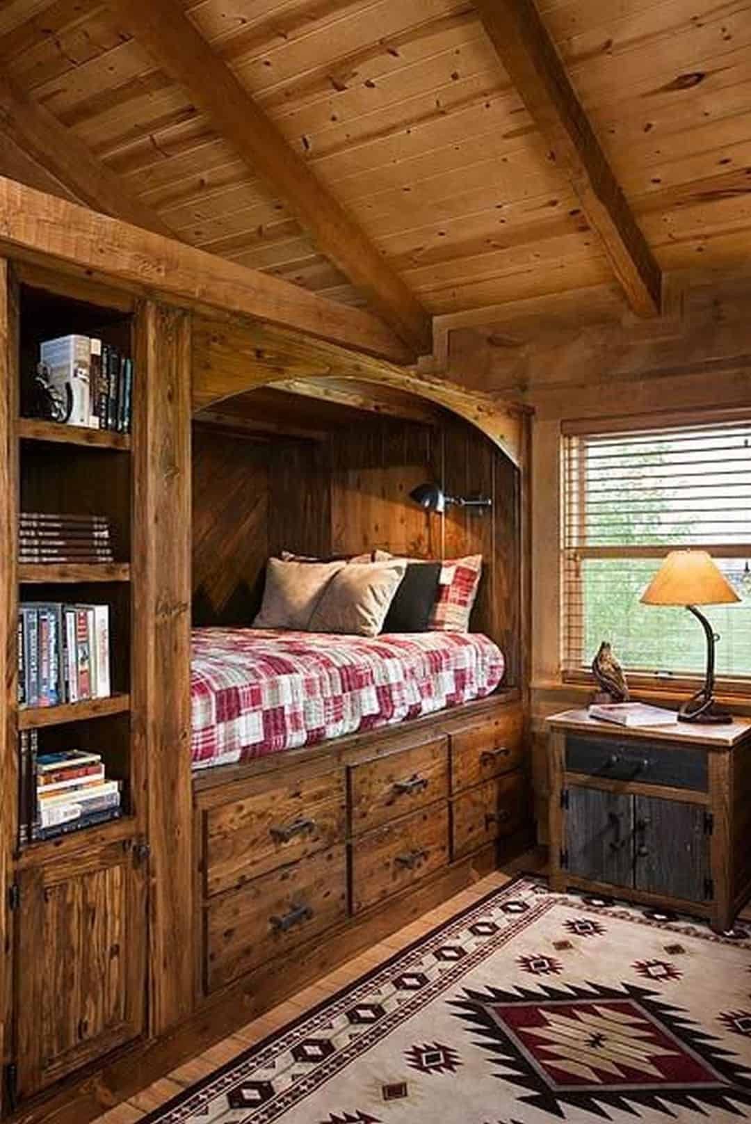 Как обустроить старую комнату. Комната в деревянном стиле. Маленький деревянный домик интерьер. Деревянная спальня. Деревенский стиль в интерьере.