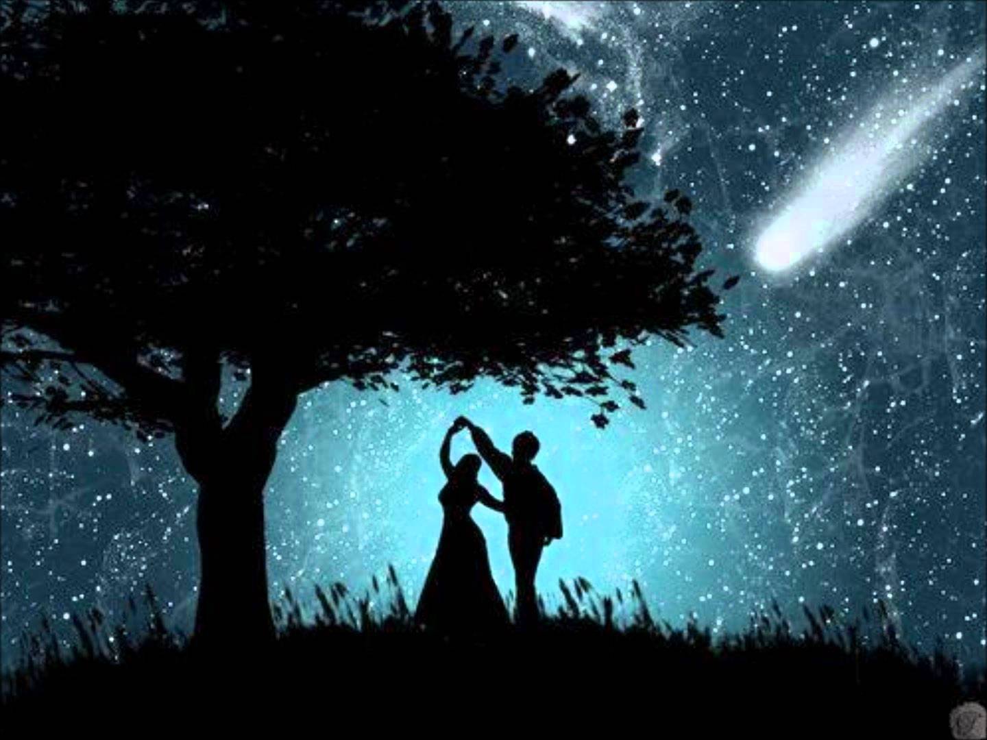 Love s dream. Влюбленные ночью. Под звездным небом. Поцелуй под звездным небом. Силуэты на фоне звездного неба.