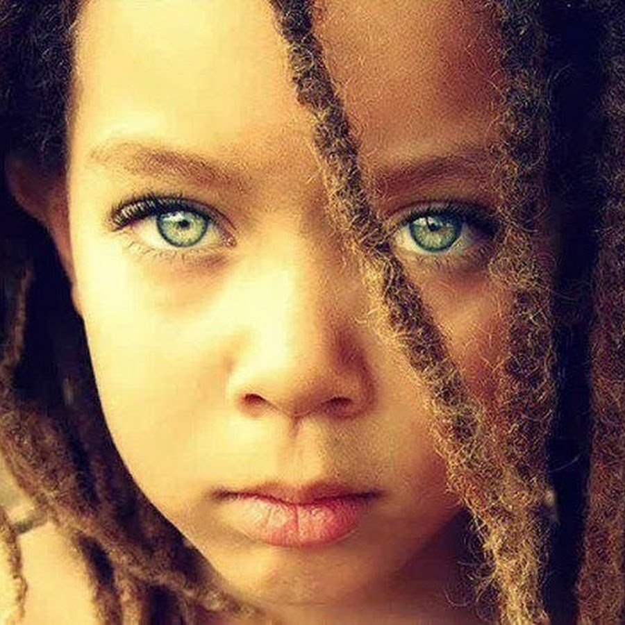 Афроамериканка с голубыми глазами