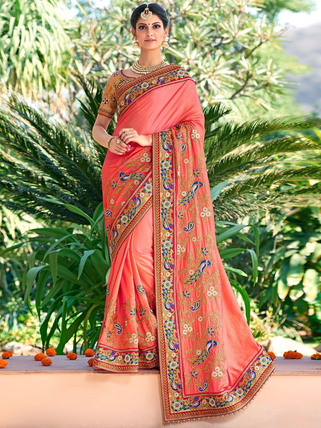 Женское сари индия. Национальный костюм Индии Сари. Хиндустанцы в национальных костюмах. Сари (женская одежда в Индии). Индия женщины в Сари.