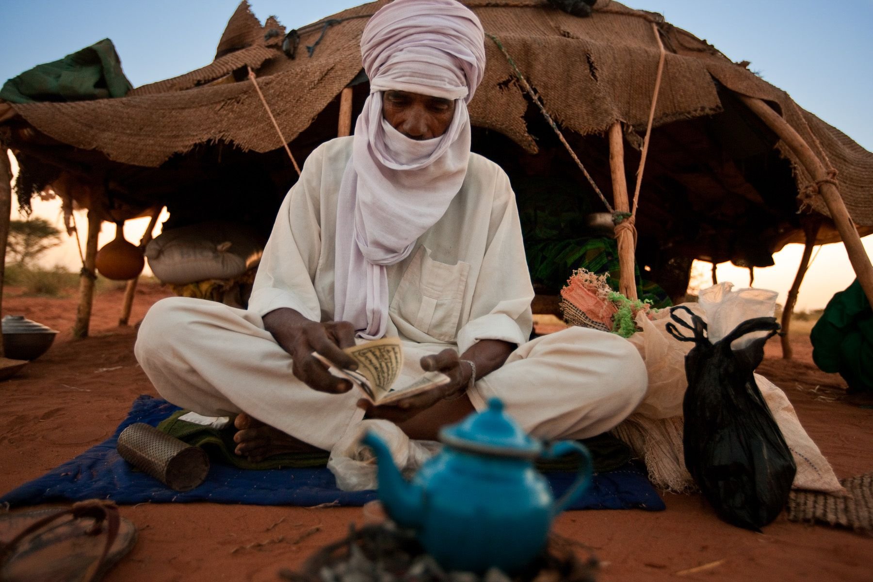 Жизнь и быт в пустыне. Берберы туареги бедуины. Туареги народ. Туареги Марокко бедуины. Туареги племя кочевников Африки.