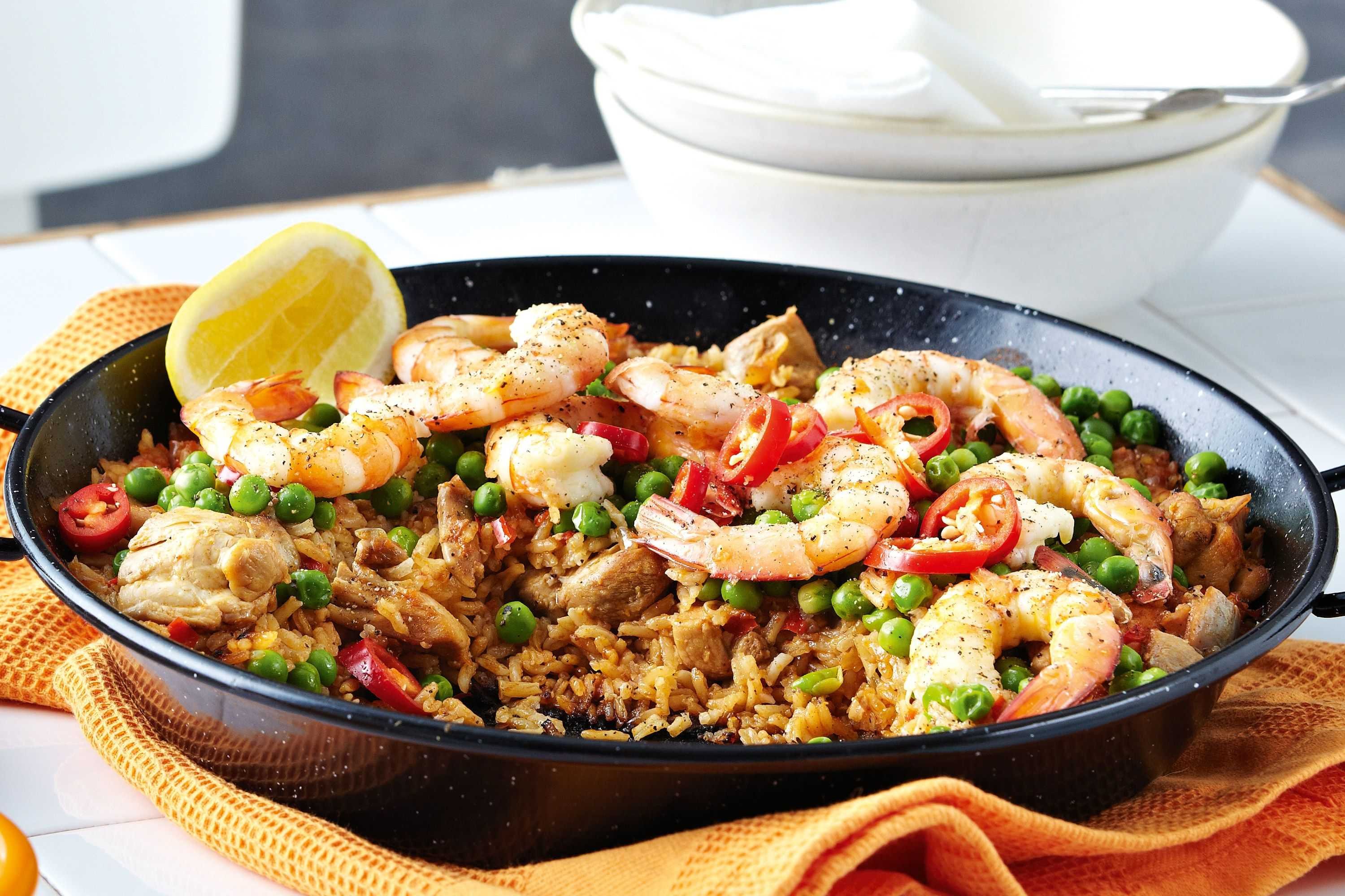 Recipes of dishes. Испанская паэлья. Паэлья с морепродуктами и цыпленком. Испанский рис паэлья. Испанская паэлья с морепродуктами.